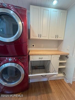 Interior, Recessed Lighting, Utility Closets, Washer, Wood Texture Flooring