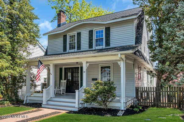 Exterior, Facade, American Foursquare