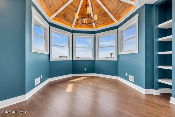 Empty room, Interior, Pendant Lights, Wooden Ceilings, Wood Texture Flooring