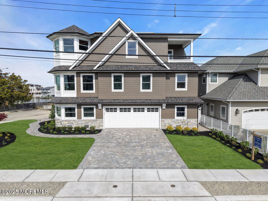 Attached, Exterior, Facade, Queen Anne Victorian