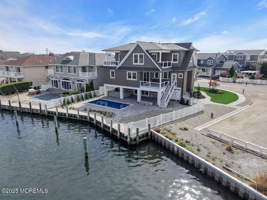 Exterior, Lake