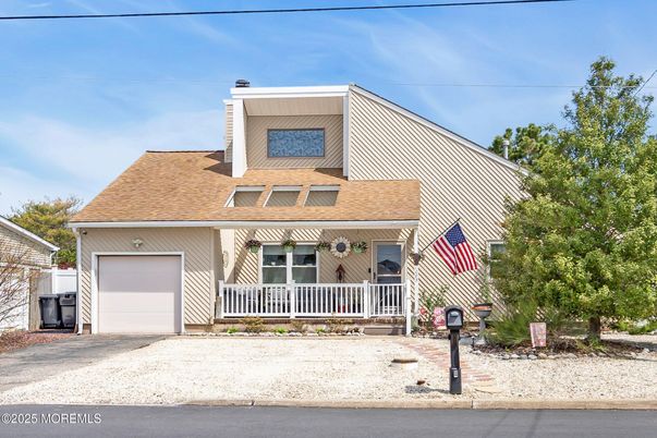 Attached, Exterior, Facade, Cape Cod