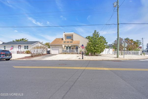 Attached, Exterior, Facade, Cape Cod