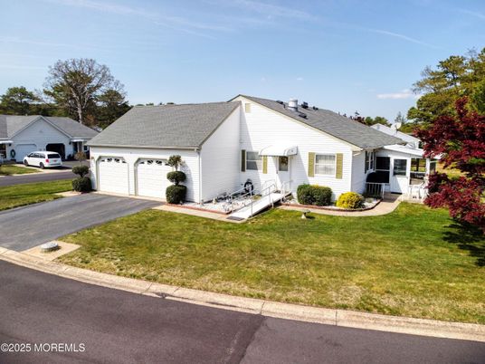 Attached, Exterior, Facade, Farmhouse