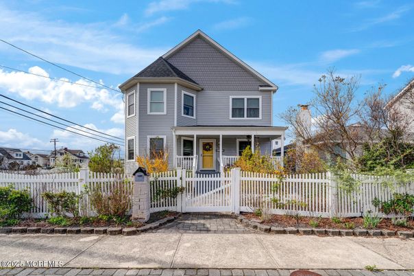 Exterior, Facade, Queen Anne Victorian