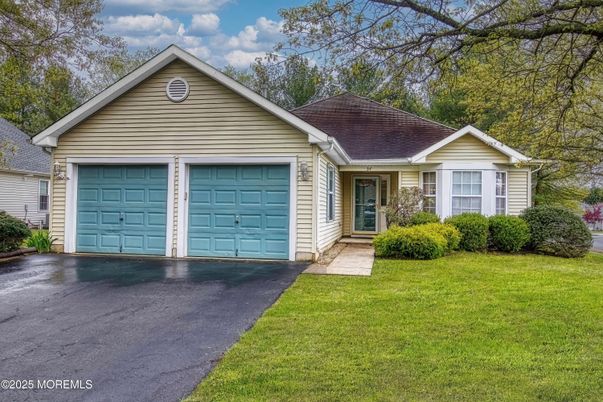 Attached, Exterior, Facade, Ranch