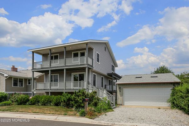 Attached, Exterior, Facade, American Craftsman
