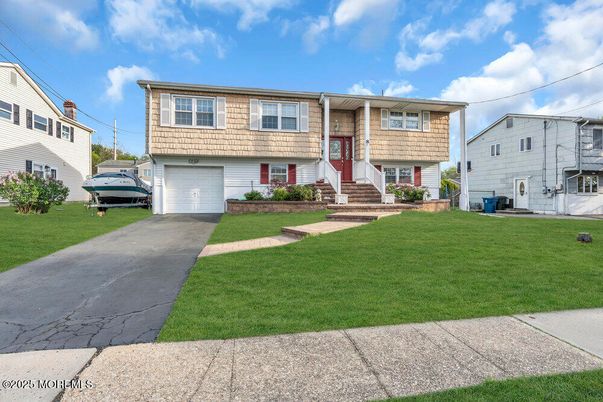 Attached, Exterior, Facade, Raised Ranch