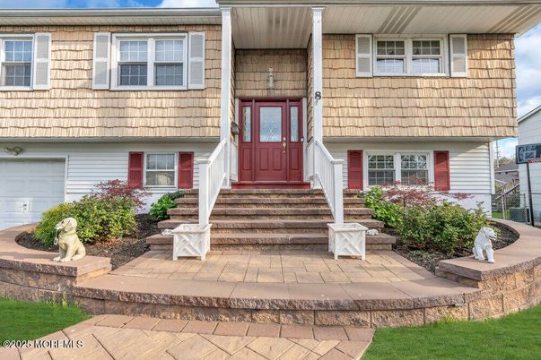 Exterior, Facade, Raised Ranch
