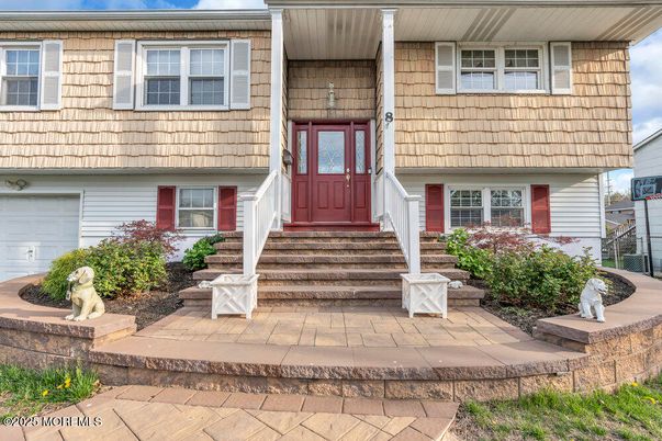Exterior, Facade, Raised Ranch