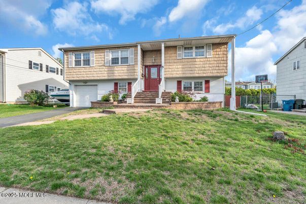 Attached, Exterior, Facade, Raised Ranch