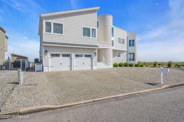 Attached, Exterior, Facade, Split Level