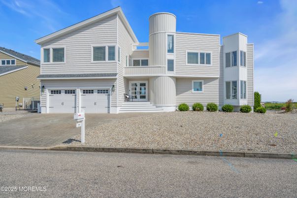 Attached, Exterior, Facade, Farmhouse