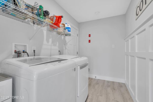 Interior, Washer, Wood Texture Flooring