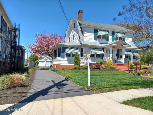 Exterior, Facade, Queen Anne Victorian