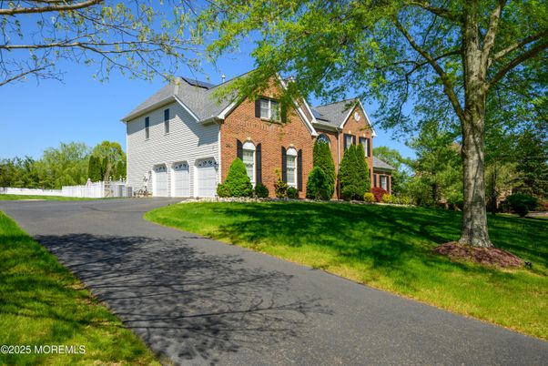 Attached, Exterior, Facade, Brick Facade, Queen Anne Victorian