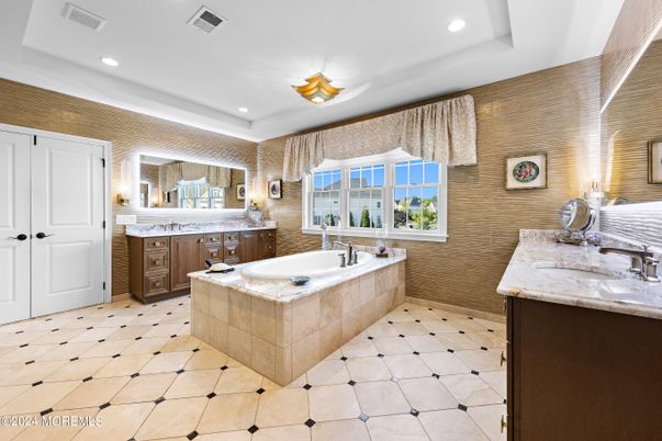 Bathroom, Dual Sink Vanities, Interior, Recessed Lighting