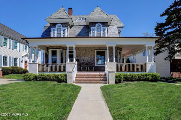 Exterior, Facade, Queen Anne Victorian