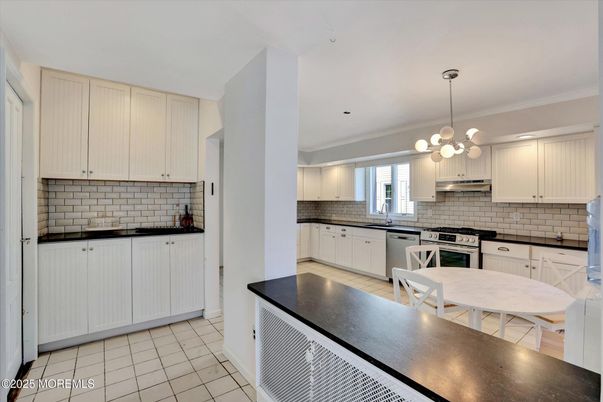 Dining room, Interior, Kitchen, Pendant Lights, Recessed Lighting, Stainless Steel Appliances