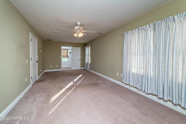 Empty room, Interior