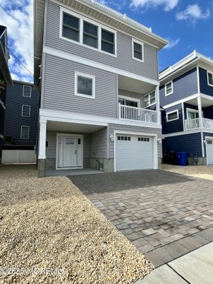 Attached, Exterior, Facade, Rowhouse