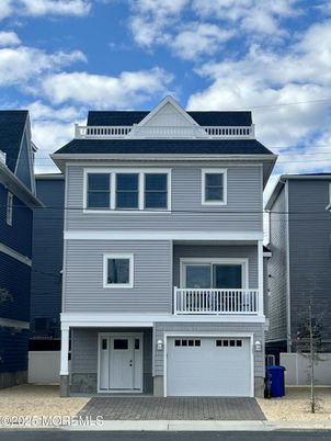 Attached, Exterior, Facade, American Foursquare