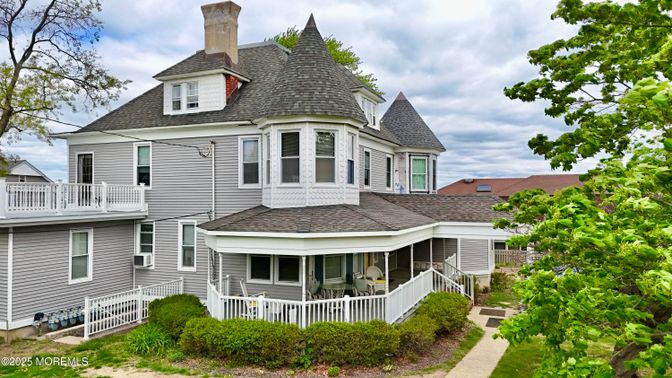 Exterior, Facade, Queen Anne Victorian