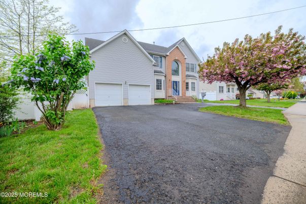 Attached, Exterior, Facade, Farmhouse