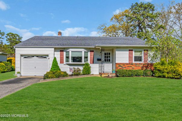 Attached, Exterior, Facade, Ranch