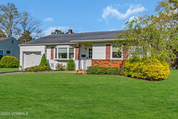 Attached, Exterior, Facade, Ranch