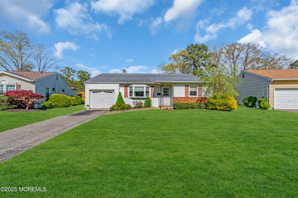 Attached, Exterior, Facade, Ranch