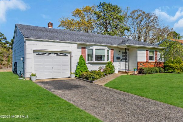 Attached, Exterior, Facade, Ranch
