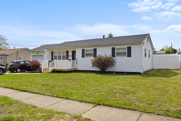 Attached, Exterior, Facade, Cape Cod
