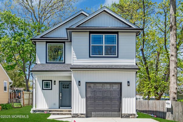 Attached, Exterior, Facade, Farmhouse