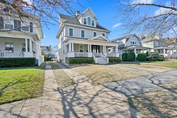 Exterior, Facade, Queen Anne Victorian