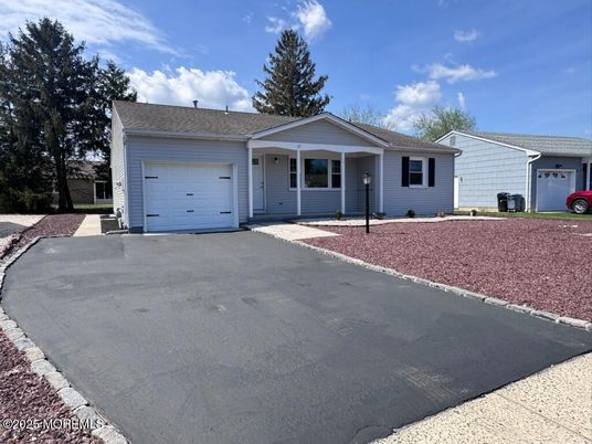 Attached, Exterior, Facade, Ranch