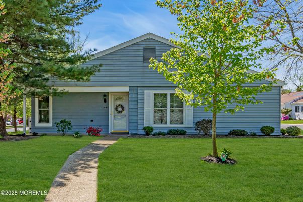 Exterior, Facade, Ranch