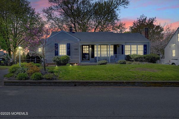 Exterior, Facade, Ranch