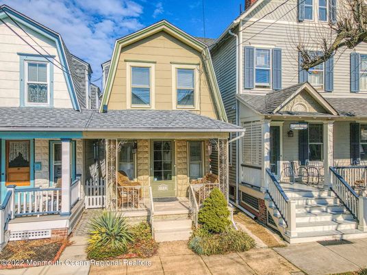 Exterior, Facade, Queen Anne Victorian