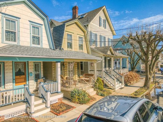 Exterior, Facade, Queen Anne Victorian