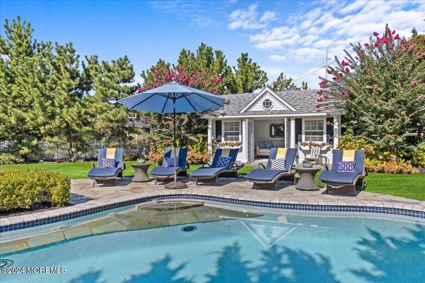 Exterior, Pool