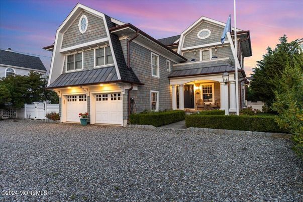 Attached, Exterior, Facade, Farmhouse