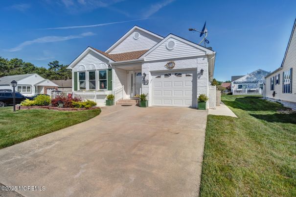 Attached, Exterior, Facade, Farmhouse