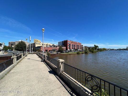 Exterior, Lake