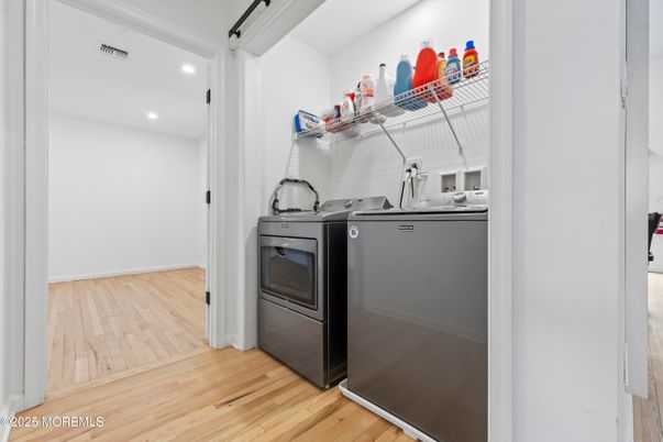 Interior, Recessed Lighting, Washer, Wood Texture Flooring