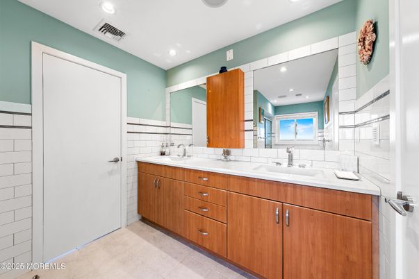 Bathroom, Dual Sink Vanities, Interior, Recessed Lighting