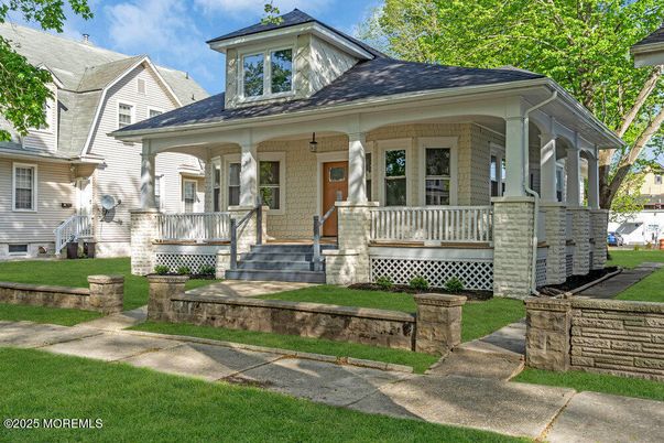 Exterior, Facade, American Foursquare