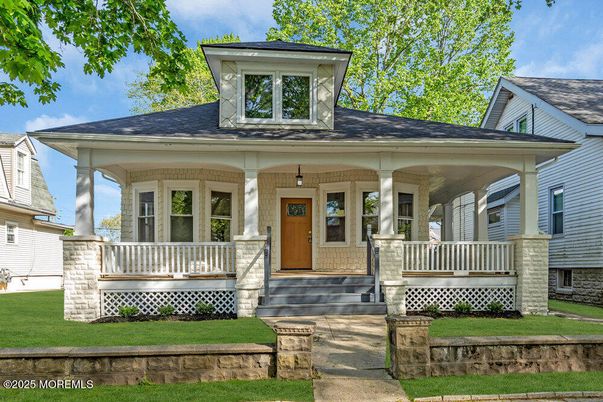 Exterior, Facade, American Foursquare