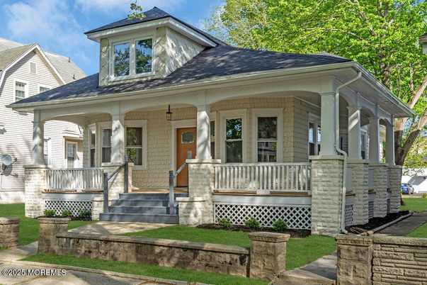 Exterior, Facade, American Foursquare