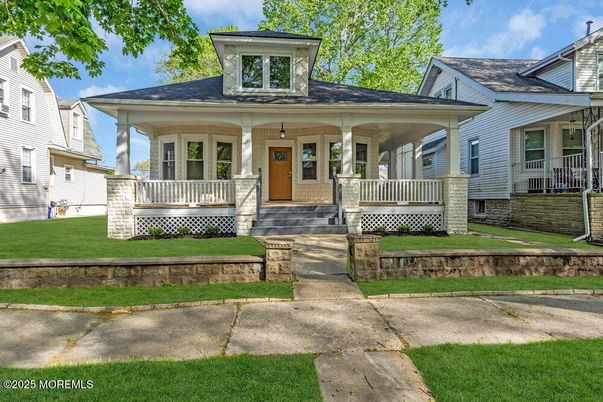Exterior, Facade, American Foursquare